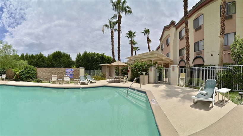 Imagen de la piscina del Hotel Comfort Suites Palm Desert I-10. Foto 16