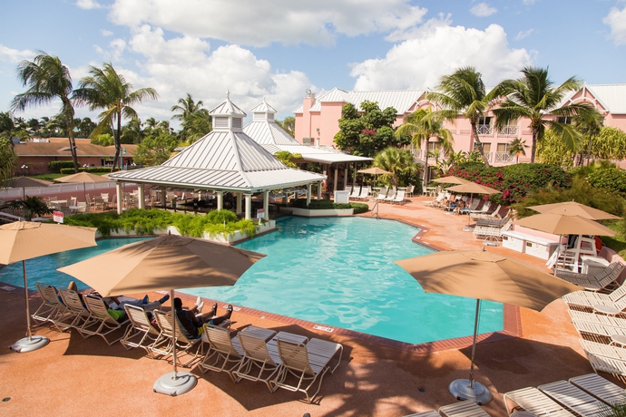 Imagen de la piscina del Hotel Comfort Suites Paradise Island. Foto 14