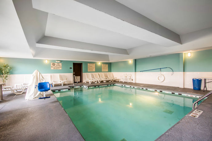 Imagen de la piscina del Hotel Comfort Suites Pelham Hoover I-65. Foto 16