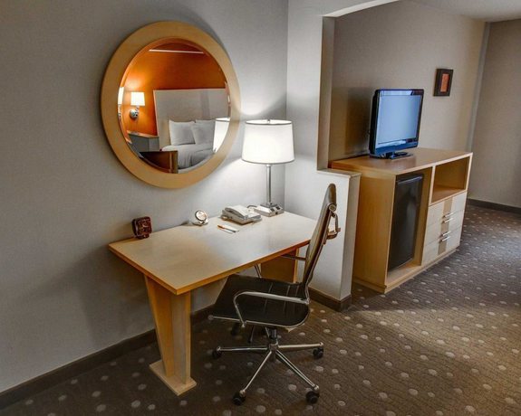 Imagen de la habitación del Hotel Comfort Suites Pittsburgh Airport. Foto 4