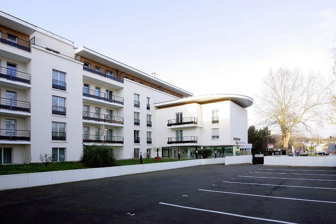 Imagen de los exteriores del Hotel Comfort Suites Port-Marly Paris Ouest. Foto 10