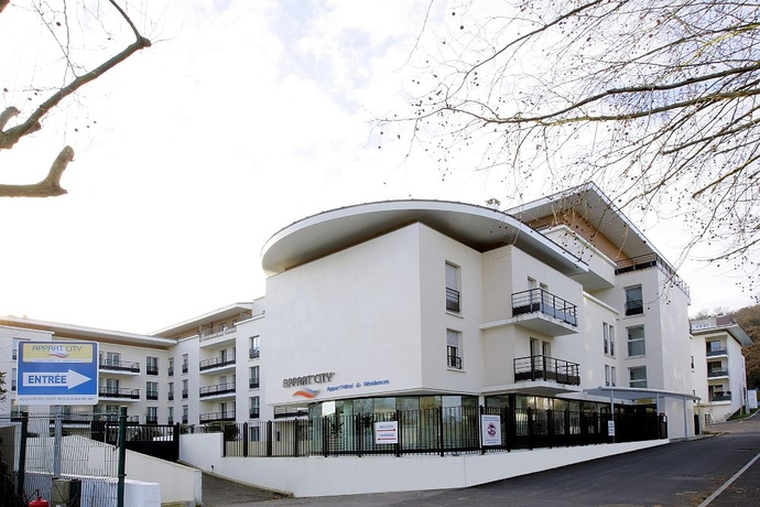 Imagen de los exteriores del Hotel Comfort Suites Port-Marly Paris Ouest. Foto 11