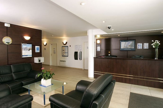 Imagen de los interiores del Hotel Comfort Suites Port-Marly Paris Ouest. Foto 13