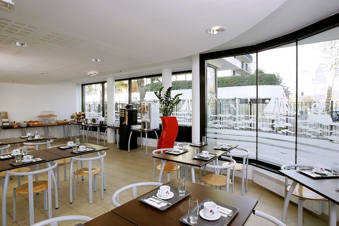 Imagen del bar/restaurante del Hotel Comfort Suites Port-Marly Paris Ouest. Foto 3