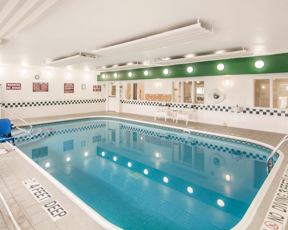 Imagen de la piscina del Hotel Comfort Suites Rochester Henrietta University Area. Foto 16