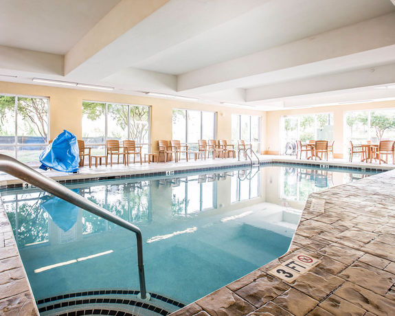Imagen de la piscina del Hotel Comfort Suites Rock Hill Manchester Meadows Area. Foto 15