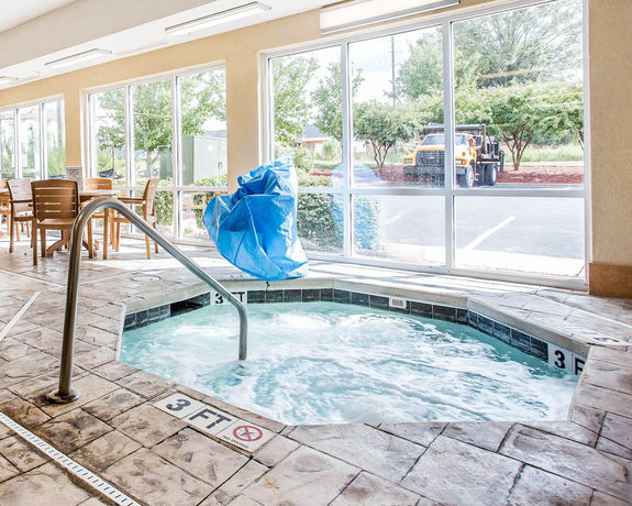 Imagen de la piscina del Hotel Comfort Suites Rock Hill Manchester Meadows Area. Foto 16