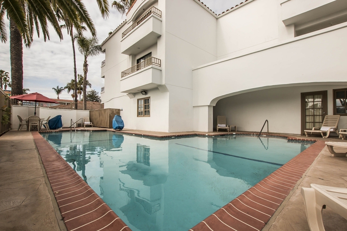Imagen de la piscina del Hotel Comfort Suites San Clemente Beach. Foto 16
