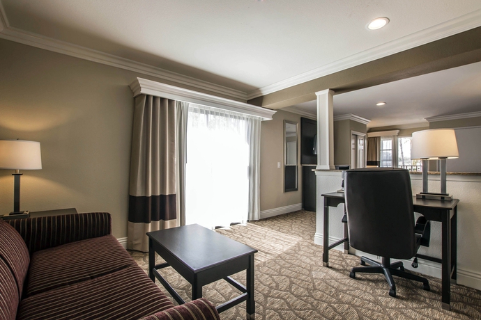 Imagen de los interiores del Hotel Comfort Suites San Clemente Beach. Foto 15