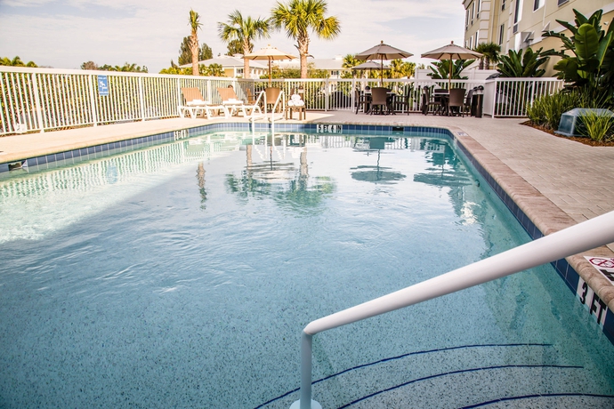 Imagen de la piscina del Hotel Comfort Suites Sarasota - Siesta Key. Foto 16