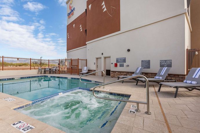 Imagen de la piscina del Hotel Comfort Suites Scottsdale Talking Stick Entertainment District. Foto 19