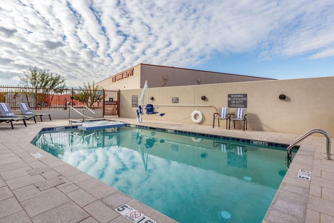 Imagen de la piscina del Hotel Comfort Suites Scottsdale Talking Stick Entertainment District. Foto 20
