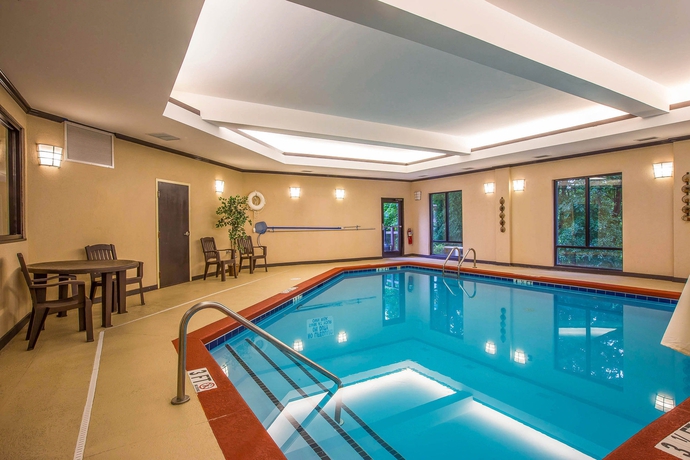 Imagen de la piscina del Hotel Comfort Suites Simpsonville. Foto 16