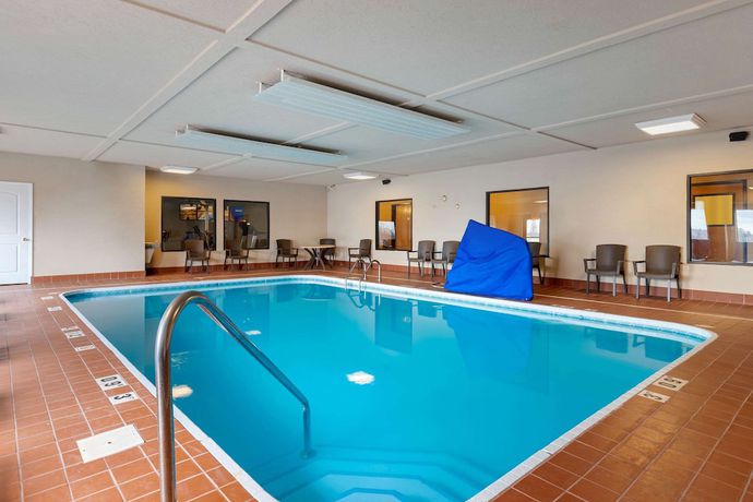 Imagen de la piscina del Hotel Comfort Suites South Haven Near I-96. Foto 19