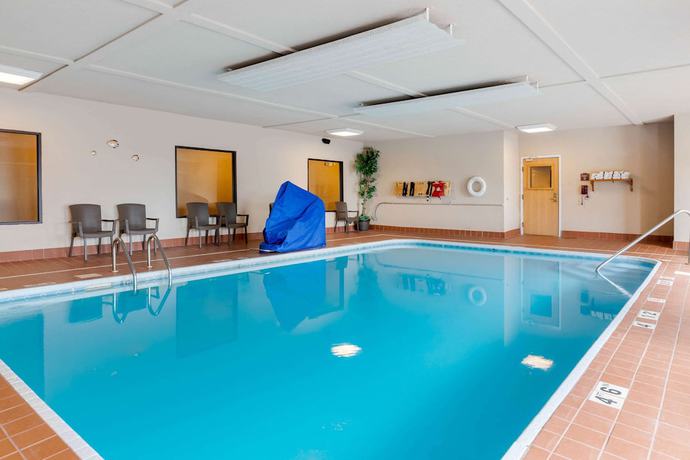 Imagen de la piscina del Hotel Comfort Suites South Haven Near I-96. Foto 20