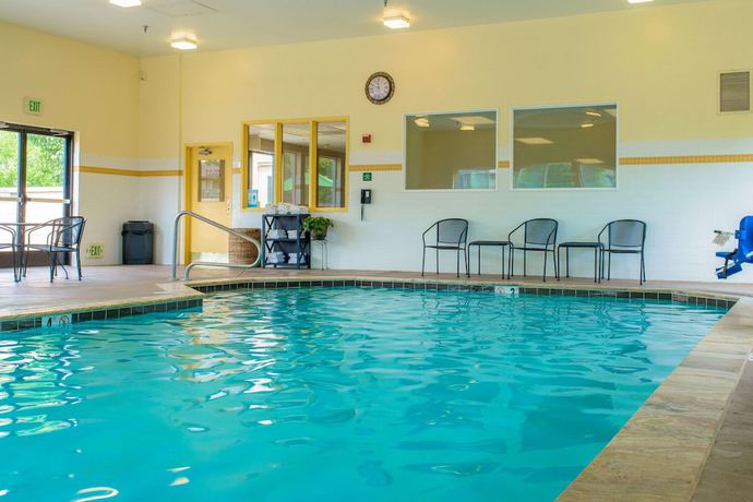 Imagen de la piscina del Hotel Comfort Suites Springfield Riverbend Medical. Foto 18
