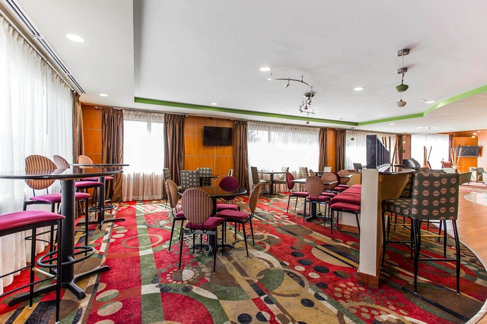 Imagen del bar/restaurante del Hotel Comfort Suites Stockbridge Atlanta South. Foto 2