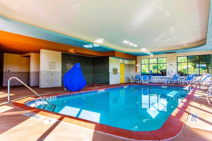 Imagen de la piscina del Hotel Comfort Suites Stockbridge Atlanta South. Foto 15