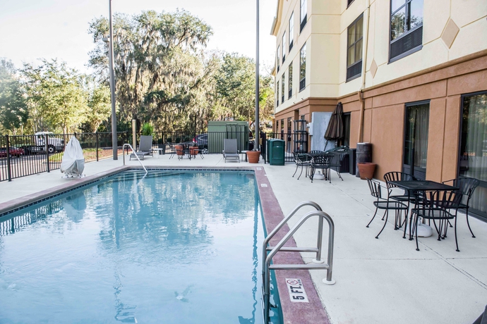 Imagen de la piscina del Hotel Comfort Suites Tallahassee Downtown. Foto 16