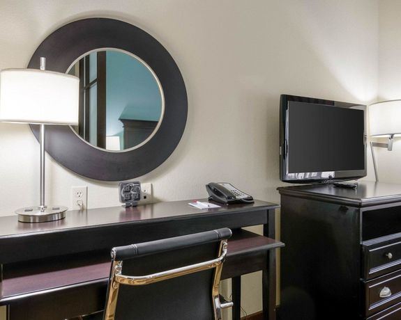 Imagen de la habitación del Hotel Comfort Suites Topeka Northwest. Foto 2