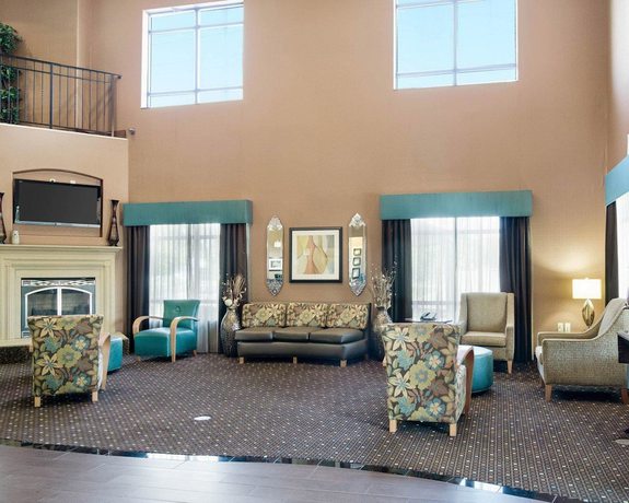 Imagen de los interiores del Hotel Comfort Suites Topeka Northwest. Foto 17