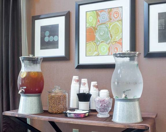 Imagen de los interiores del Hotel Comfort Suites Topeka Northwest. Foto 18