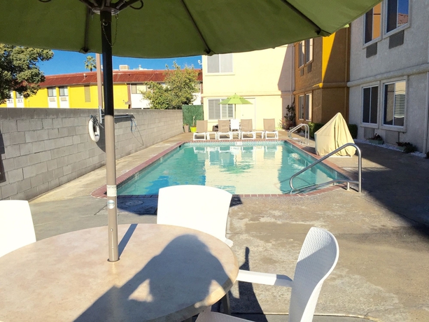 Imagen de la piscina del Hotel Comfort Suites, Tulare. Foto 16
