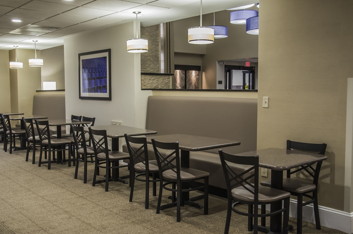 Imagen del bar/restaurante del Hotel Comfort Suites University - Research Park. Foto 4