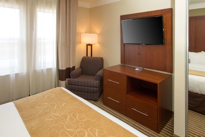 Imagen de la habitación del Hotel Comfort Suites Visalia Convention Center. Foto 5