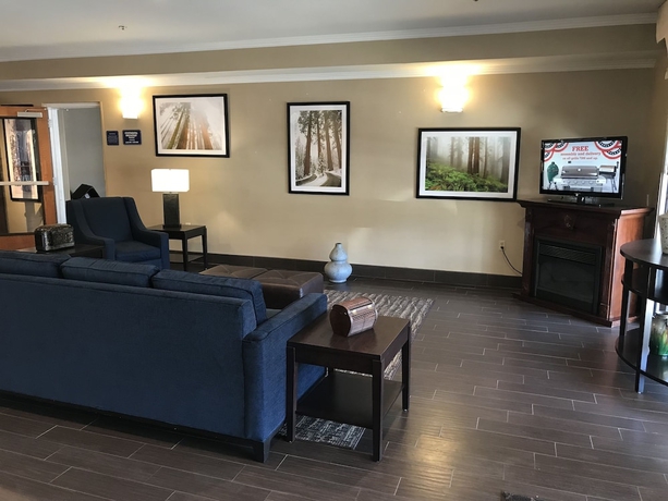 Imagen de los interiores del Hotel Comfort Suites Visalia Convention Center. Foto 18