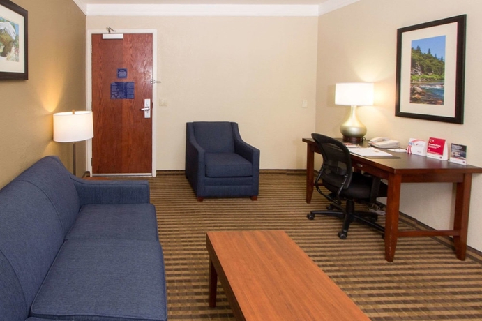 Imagen de la habitación del Hotel Comfort Suites Visalia Convention Center. Foto 8