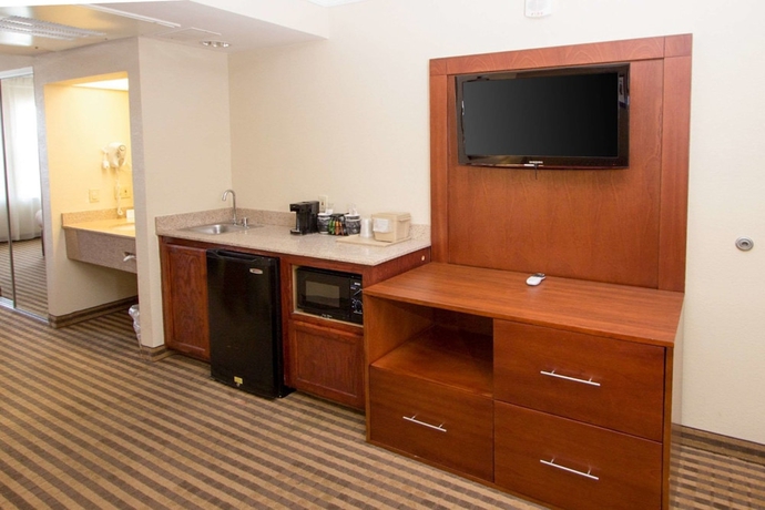 Imagen de la habitación del Hotel Comfort Suites Visalia Convention Center. Foto 11