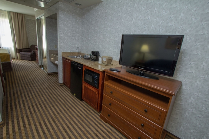 Imagen de la habitación del Hotel Comfort Suites Visalia Convention Center. Foto 13