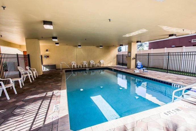 Imagen de la piscina del Hotel Comfort Suites West Jacksonville. Foto 15