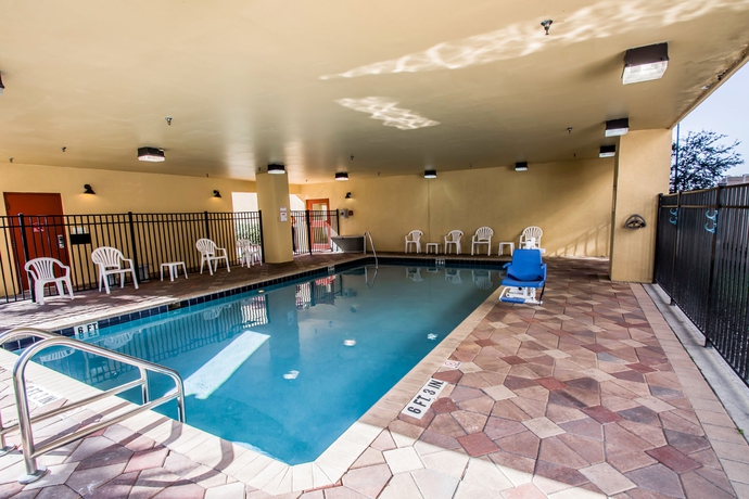 Imagen de la piscina del Hotel Comfort Suites West Jacksonville. Foto 16