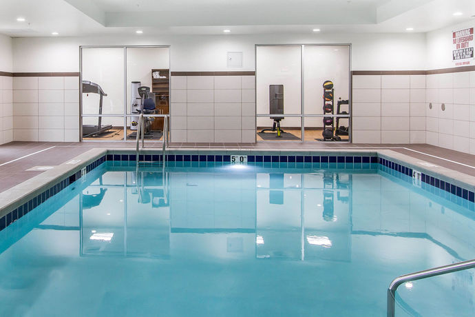 Imagen de la piscina del Hotel Comfort Suites West Omaha. Foto 11