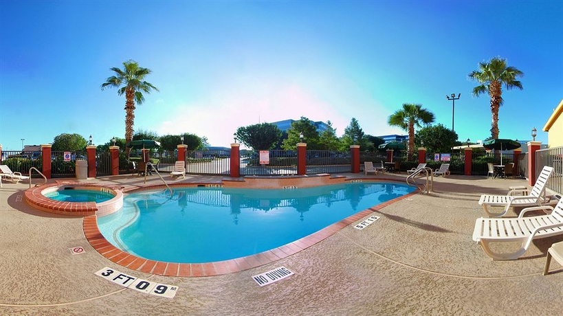 Imagen de la piscina del Hotel Comfort Suites Westchase Houston Energy Corridor. Foto 5