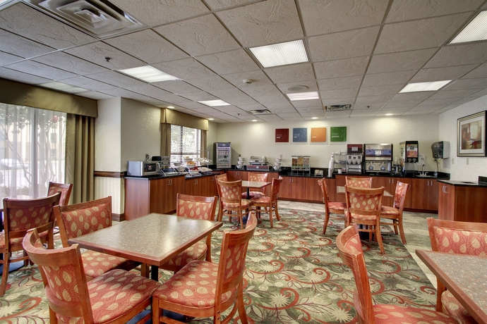 Imagen del bar/restaurante del Hotel Comfort Suites, Woodstock. Foto 3
