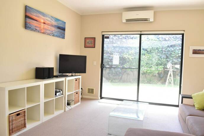 Imagen de los interiores del Hotel Comfortable 2 Bedroom With Serene Garden. Foto 26