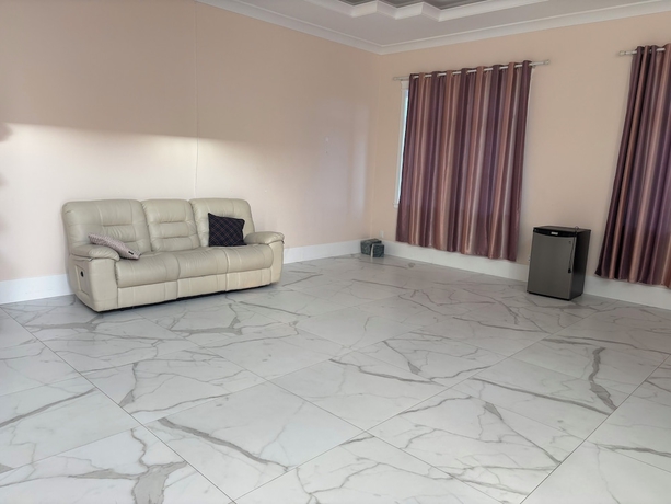 Imagen de los interiores del Hotel Comfortable Room in a Shared Home. Foto 11