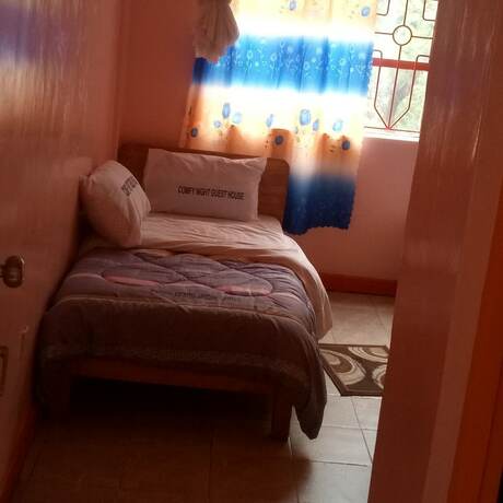 Imagen de la habitación del Hotel Comfy Night Guest House. Foto 16