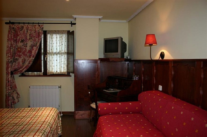 Imagen de los interiores del Hotel Comillas. Foto 4