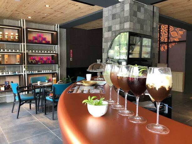 Imagen del bar/restaurante del Hotel Comin' Place. Foto 8