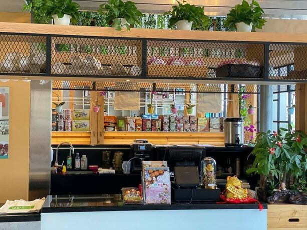 Imagen del bar/restaurante del Hotel Comin' Place. Foto 9