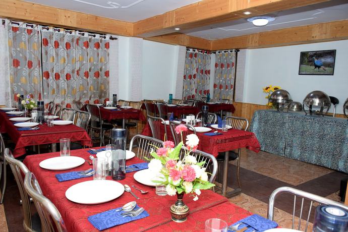 Imagen del bar/restaurante del Hotel Comlux, Manali. Foto 4