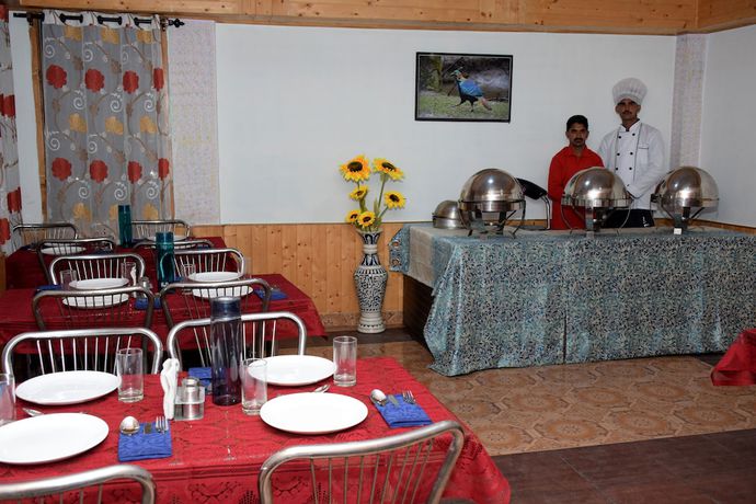 Imagen del bar/restaurante del Hotel Comlux, Manali. Foto 5