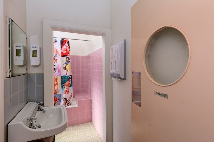 Imagen de la habitación del Hotel Commercial Travellers House. Foto 12