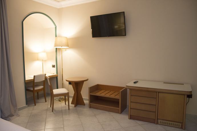 Imagen de la habitación del Hotel Commercio, Battipaglia. Foto 15