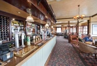 Imagen del bar/restaurante del Hotel Commodore Bournemouth By Greene King Inns. Foto 2