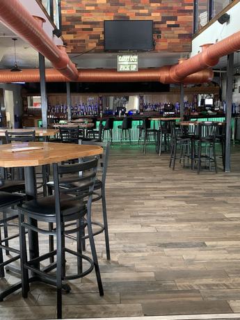 Imagen del bar/restaurante del Hotel Commodore Perry Inn And Suites. Foto 2